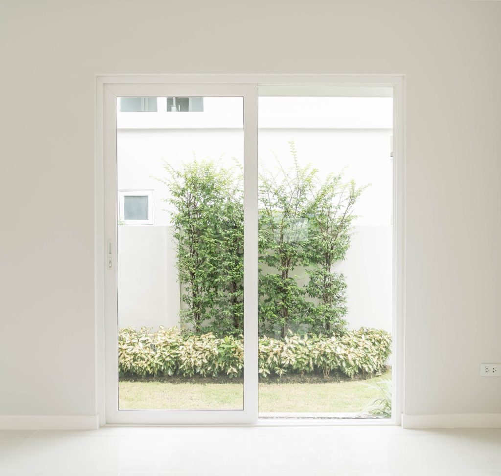 Agar Awet Tahan Lama, Berikut Tips Memilih Pintu Kaca Aluminium. (Sumber foto: freepik)