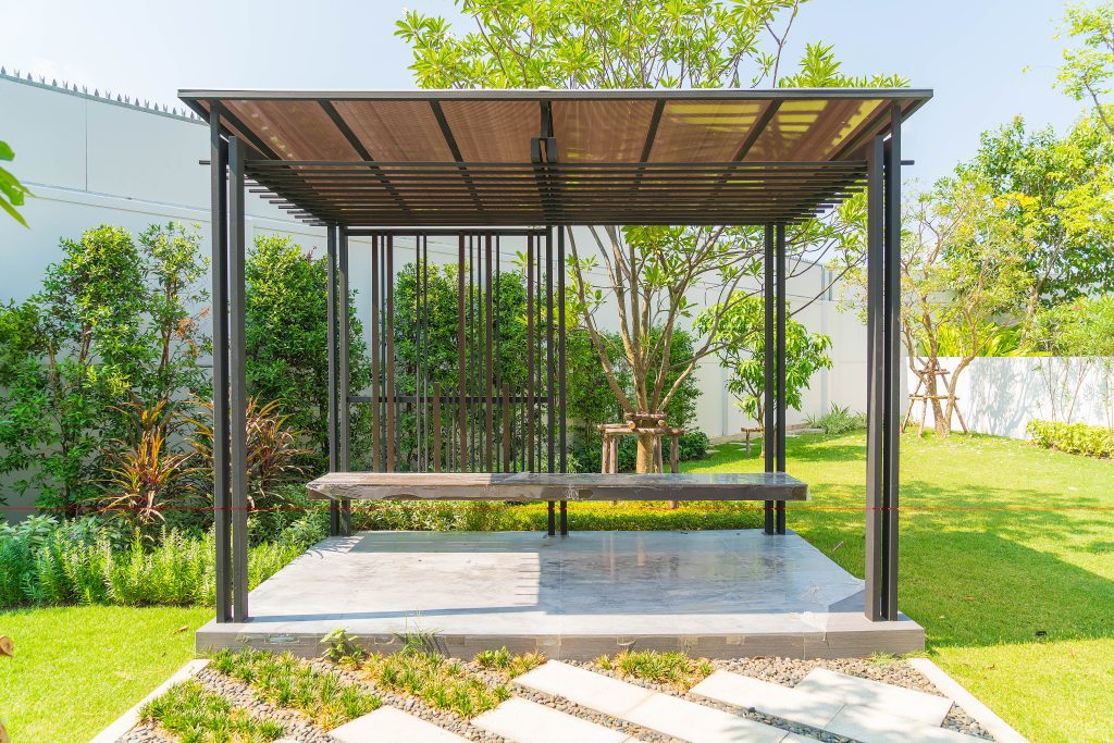 Mau Bikin Kanopi? Pakai Bahan Aluminium Aja, Banyak Untungnya Loh!. sumber foto : freepik