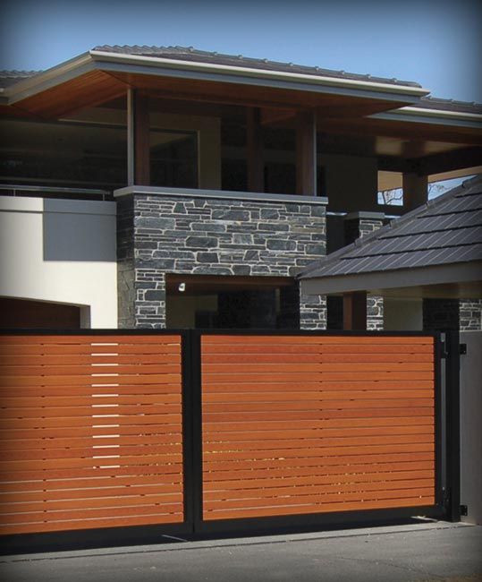 Pintu Garasi Berbahan Kayu